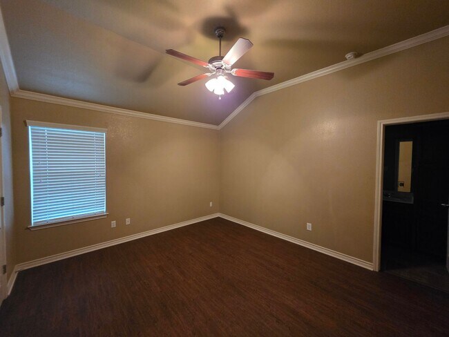 Building Photo - Beautiful 3 Bed, 2 Bath Duplex in Clear Creek Area - Viewable Now