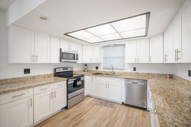 Building Photo - Charming 3?Bed,?2?Bath Home in Apollo Beac...