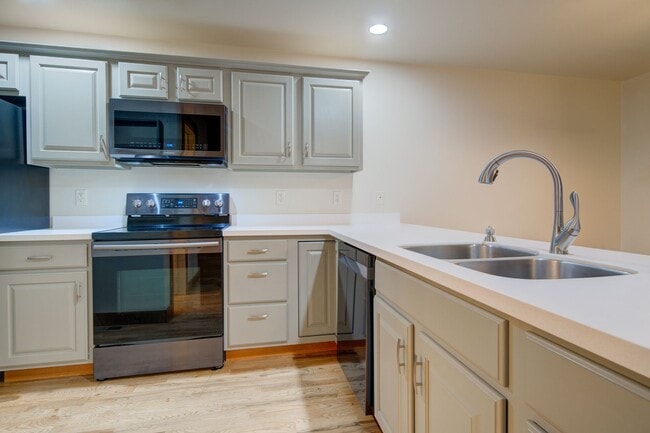 Building Photo - Laurel Glen Condo For Lease