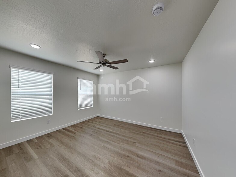 Building Photo - 1232 W Mahogany St