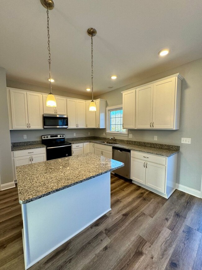Building Photo - *LIKE NEW!* 3BR/2.5BA Townhouse in Crescen...