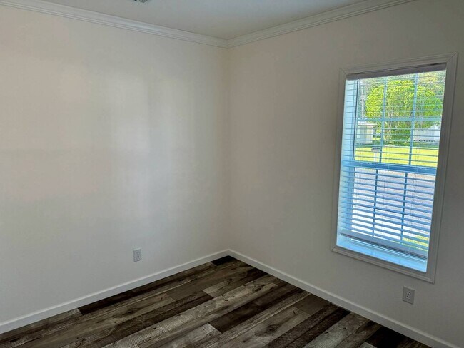 Building Photo - 843 E Colonial Cir