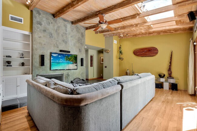 Building Photo - HOLIDAY SPECIAL***2 WEEKS FREE** 3 Bed/2 Bath Oasis in Royal Woods - Available Now