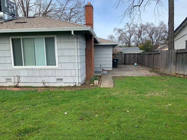 Building Photo - 3 bedroom home with new floors