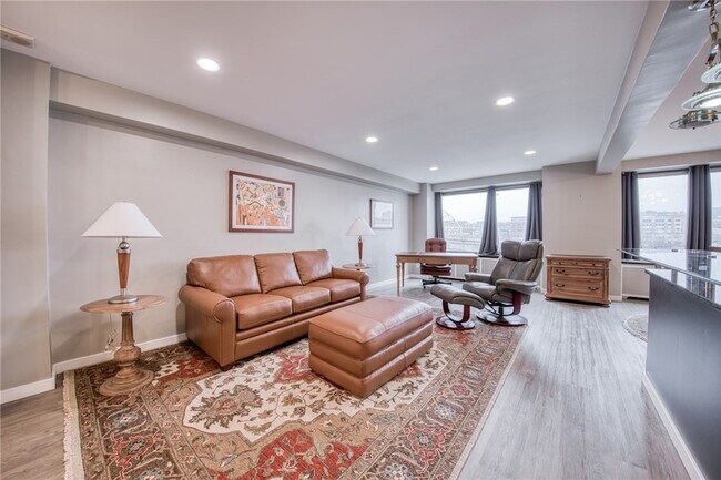 Building Photo - 320 Fort Duquesne Blvd