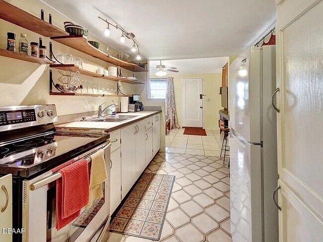 Building Photo - Bluelake