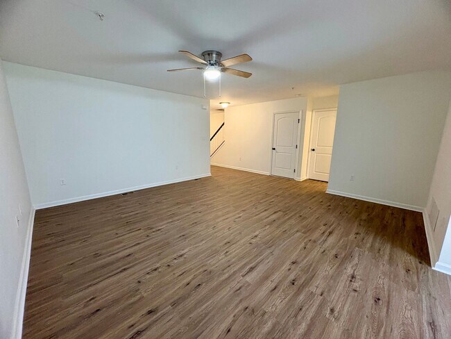 Building Photo - 3 Bedroom 2.5 Bathroom Townhome in Mechanicsburg!