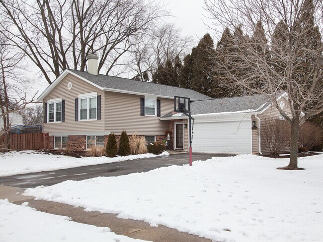 Building Photo - 2627 N Ridge Ave