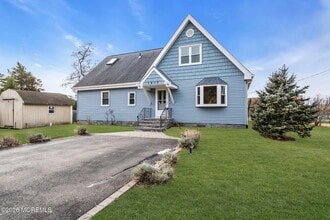 Building Photo - 1613 Beacon St