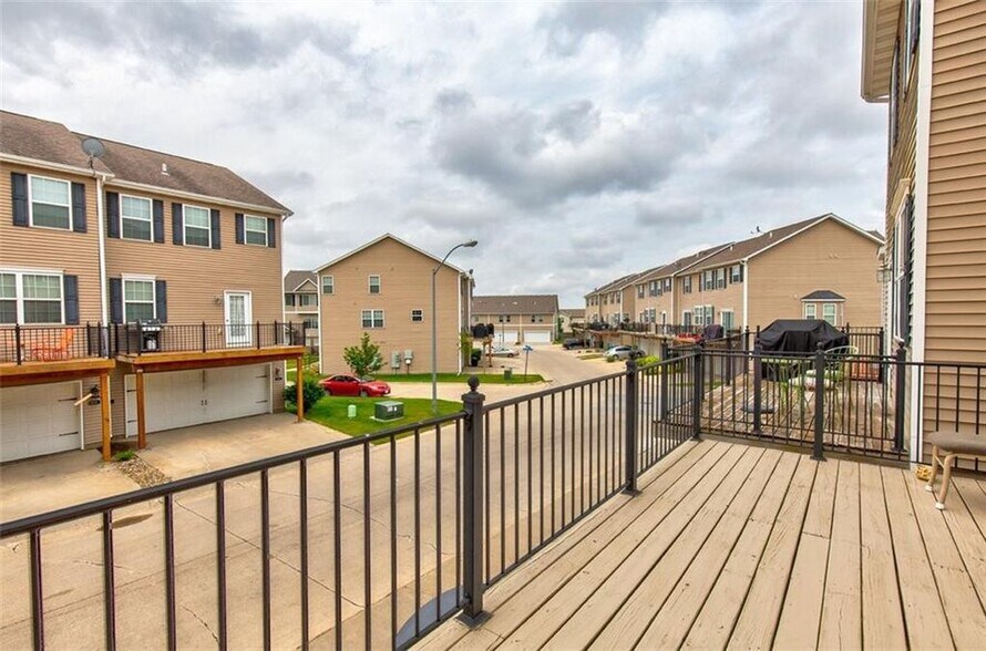 Building Photo - 1012 NE Kamies Ln