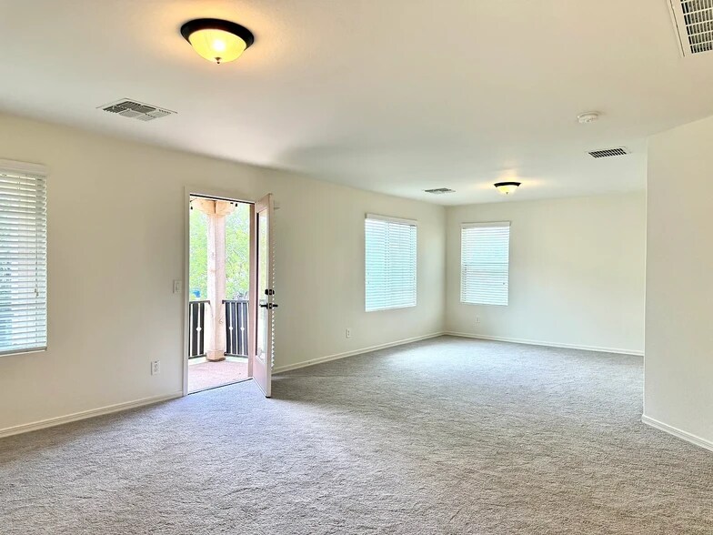 Xtra Large Loft - 3954 E Leslie Dr