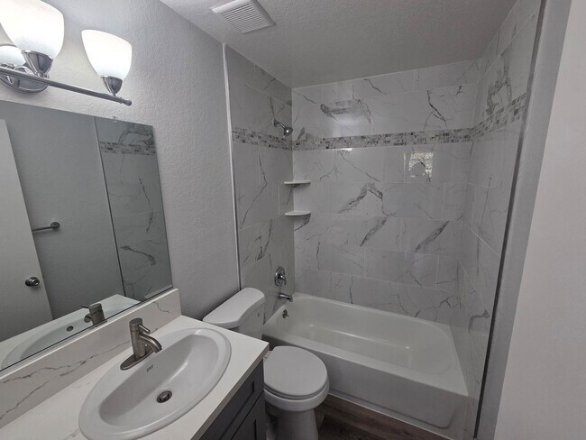 Building Photo - Large 2 Bedroom Home in Haceinda Heights!