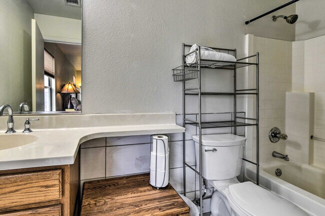 Building Photo - 1836 N Parkside Ln