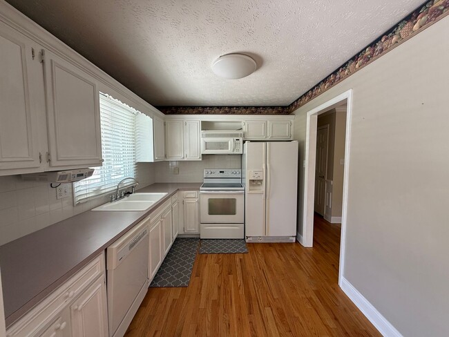 Building Photo - 3-4 bedroom 2 bath split foyer for rent