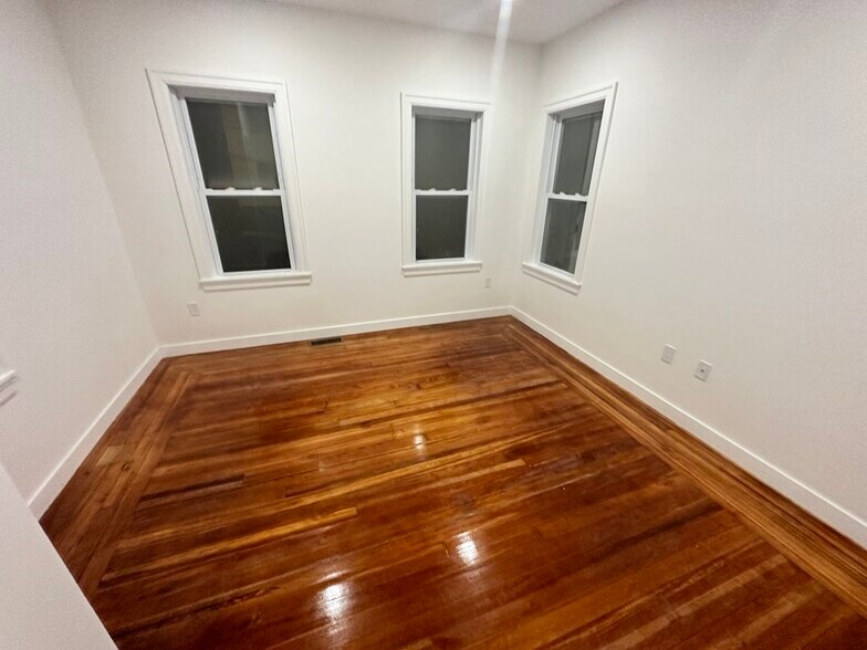 Building Photo - 82 Albertina St