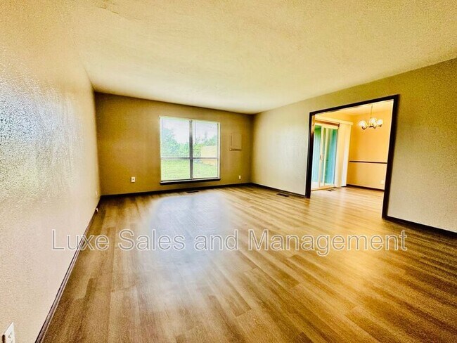 Building Photo - 813 N Eagle Ln