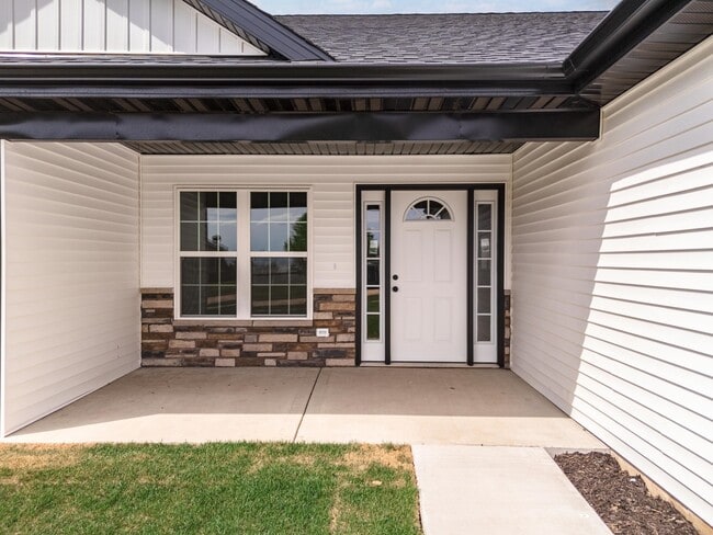 Building Photo - 516 Carriage Ct