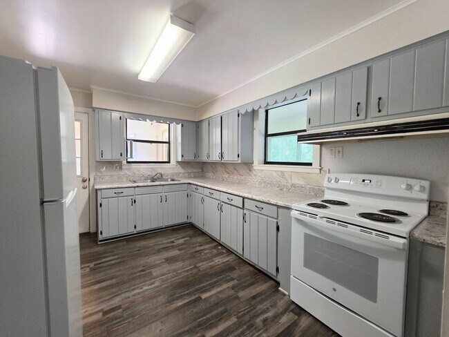Building Photo - 3BR/1BA home with Bonus Room and large fenced back yard