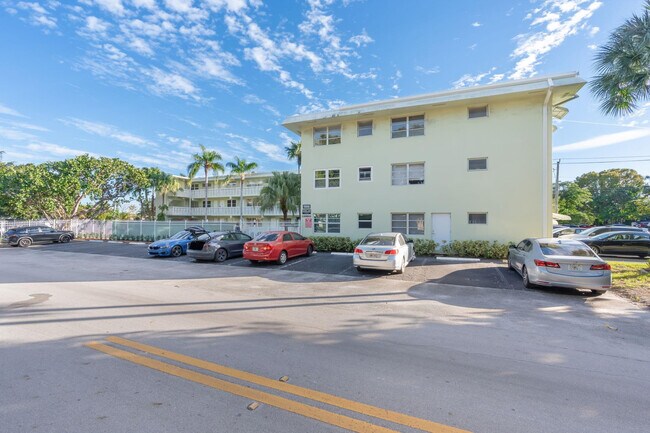 Building Photo - 1900 NE 8th Ct