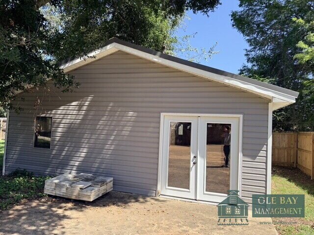 Building Photo - Granite counter tops, stainless steel appliances, luxury primary suite, and a large, fenced yard....