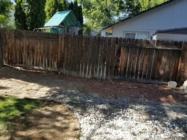 Building Photo - Walking Distance to neighborhood schools a...