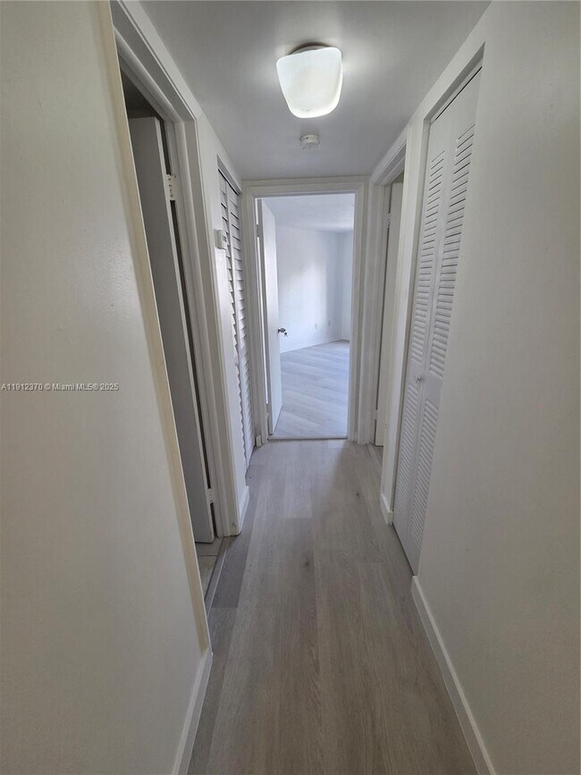 Building Photo - 9433 Fontainebleau Blvd