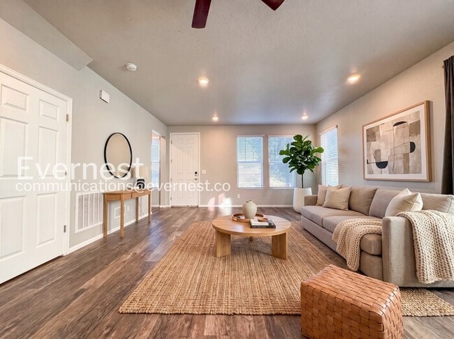 Building Photo - 3 Bed/2.5 Bath Townhome with Garage / Available Now!