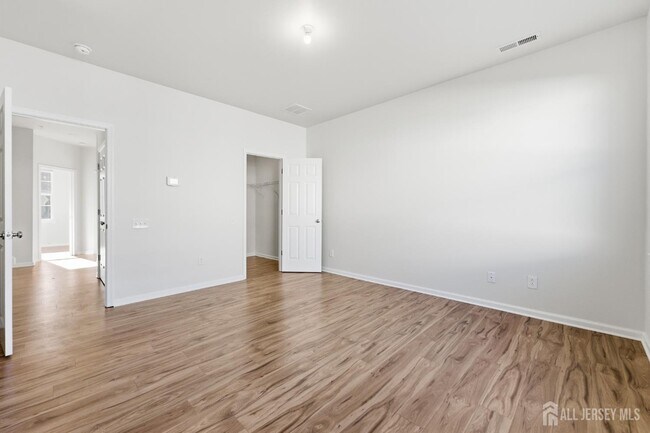 Building Photo - 6 Bond St