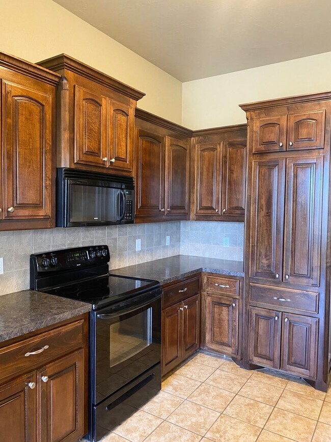 Building Photo - Beautiful Home in Southeast Moore with Storm Shelter!