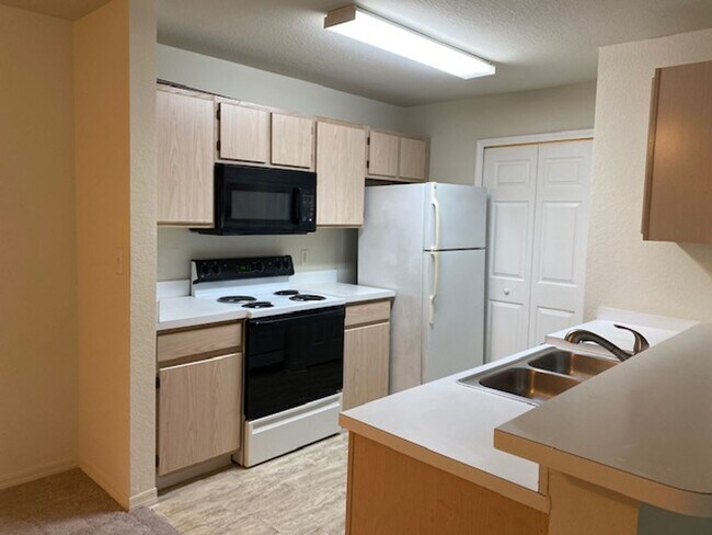 Building Photo - Spacious 1st Floor 2 Bed, 2 Bath Condo with New Carpet | Gated Community Near Universal Studios!