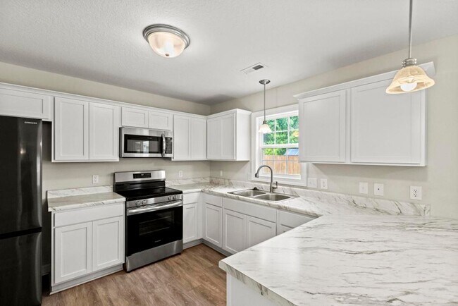 Building Photo - $500 off 1st Month's Rent! Convenience to Camp Lejeune!