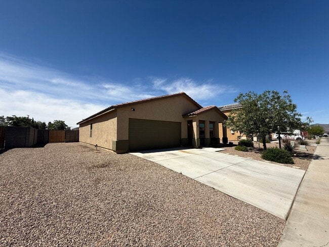 Building Photo - 4 Bedroom 2 Bathroom Home