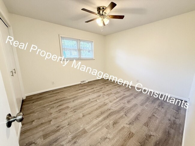 Building Photo - 3 bed 2.5 bath Private Oasis