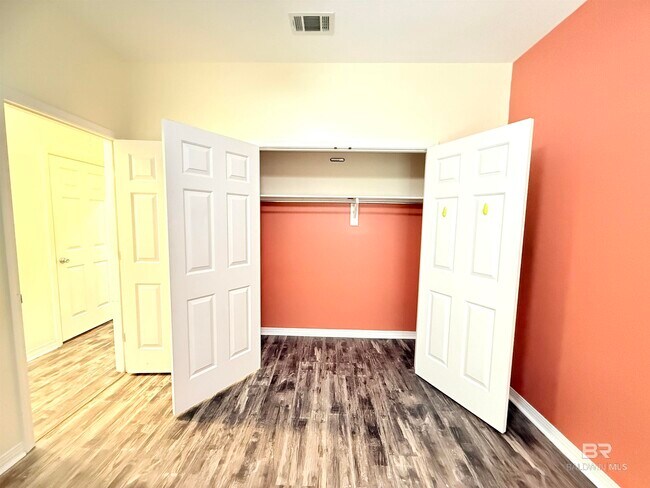 Building Photo - 31424 Oakridge Dr