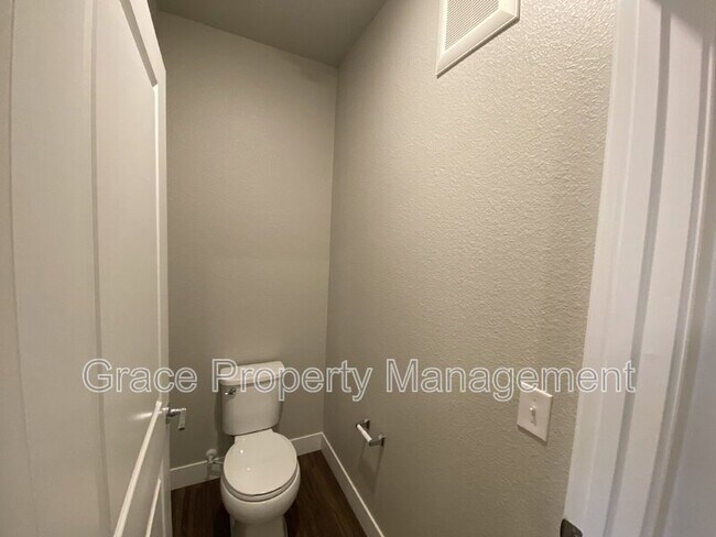 Building Photo - 981 S Sable Blvd