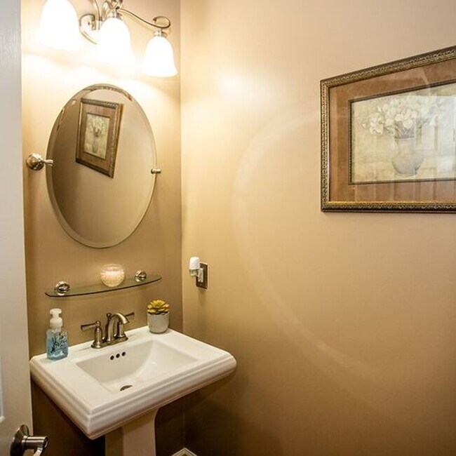 Building Photo - STUNNING!!! Four Bedroom two and a half bath home with a view!