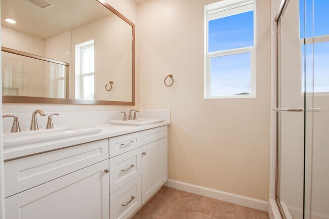 Building Photo - Charming Yorba Linda Townhome