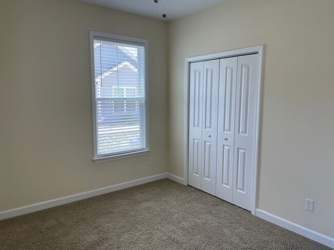 Building Photo - 3 Bedroom 2 Bathroom House with Large Fenc...