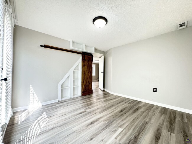 Building Photo - 317 Oakview Square