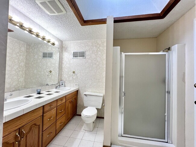 Building Photo - Spacious Living, Functional Comfort & Unbeatable Convenience