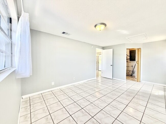 Building Photo - 1300 Classic Dr