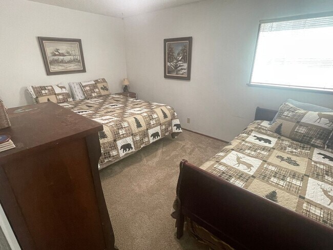 Building Photo - 3bed 2.5bath Lodge Style Duplex