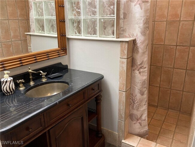 Building Photo - 203 Esther St