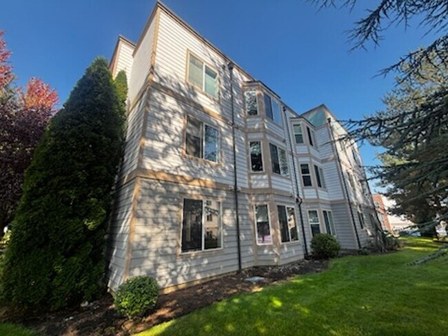 Building Photo - Come experience the comfort and affordable...