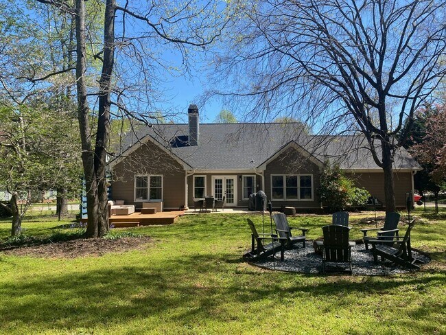 Building Photo - Eastside Three Bedroom Available for Rent July 2026