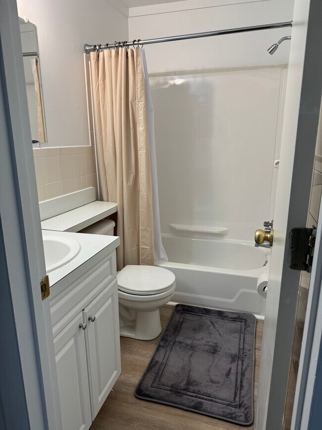 Building Photo - 1001 White Oak Rd