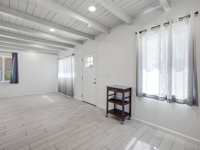 Building Photo - PRICE REDUCTION! – Cats and pets accepted!!