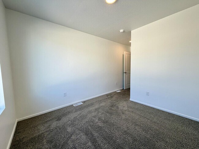 Building Photo - 3698 E 1520 S