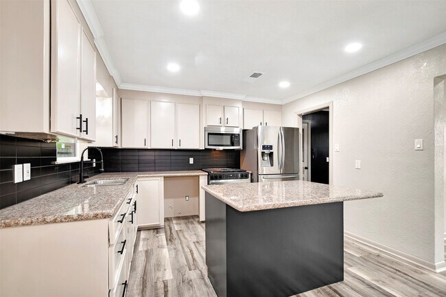 Building Photo - 1914 Monroe Dr