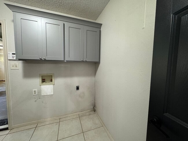 Building Photo - 4 Bedroom 2.5 Spacious House In Fianna Hills